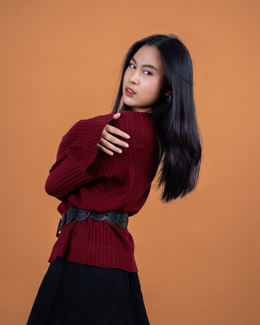 Azaria Rahma — Fashion editorial portrait dengan sweater maroon