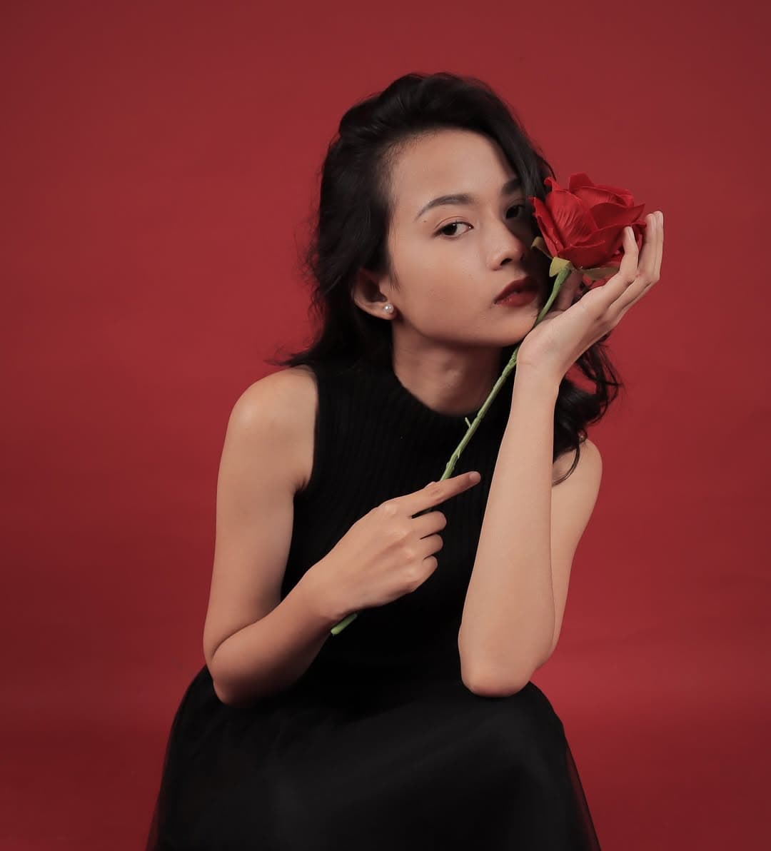 Model TMA portrait elegan dengan bunga mawar untuk runway fashion show