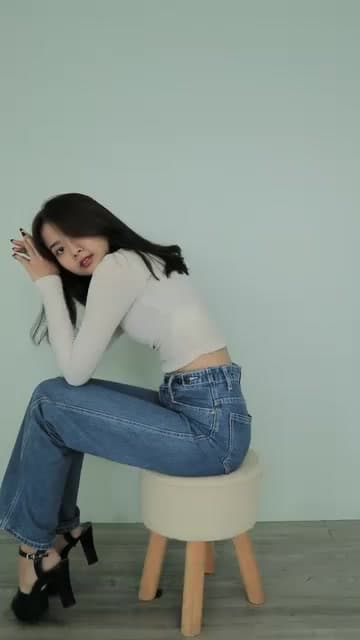 Pelatihan sitting poses dan teknik berpose duduk di studio TMA